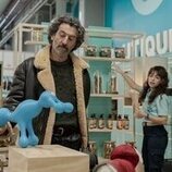 Luis Zahera y Lucía Caraballo en el 1x01 de 'Animal salvaje'