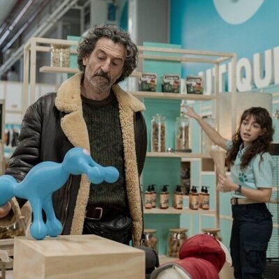 Luis Zahera y Lucía Caraballo en el 1x01 de 'Animal salvaje'