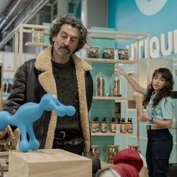 Luis Zahera y Lucía Caraballo en el 1x01 de 'Animal salvaje'