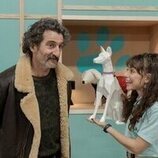 Luis Zahera y Lucía Caraballo en 1x01 titulado 'Familia Kawanda' de 'Animal'