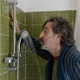 Foto de Luis Zahera en el 1x01 de 'Animal salvaje'