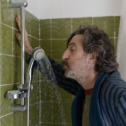 Foto de Luis Zahera en el 1x01 de 'Animal salvaje'