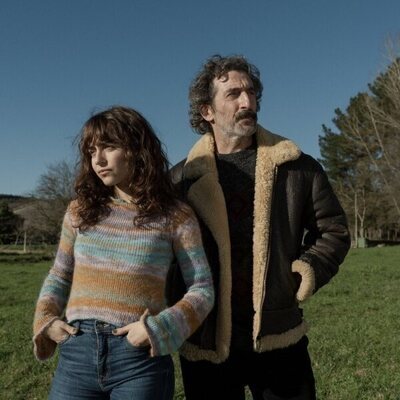 Luis Zahera y Lucía Caraballo en el 1x04 de 'Animal salvaje'