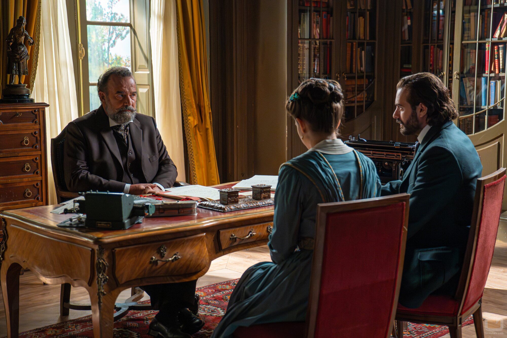 Manuel Regueiro y Ibrahim Al Shami J. en Capítulo 199 titulado 'Lunes 6 de octubre de 2025' de 'La promesa'