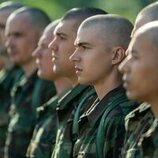 Miles Heizer en 1x01 'The Pink Marine' de 'Reclutas'