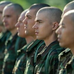 Miles Heizer en 1x01 'The Pink Marine' de 'Reclutas'