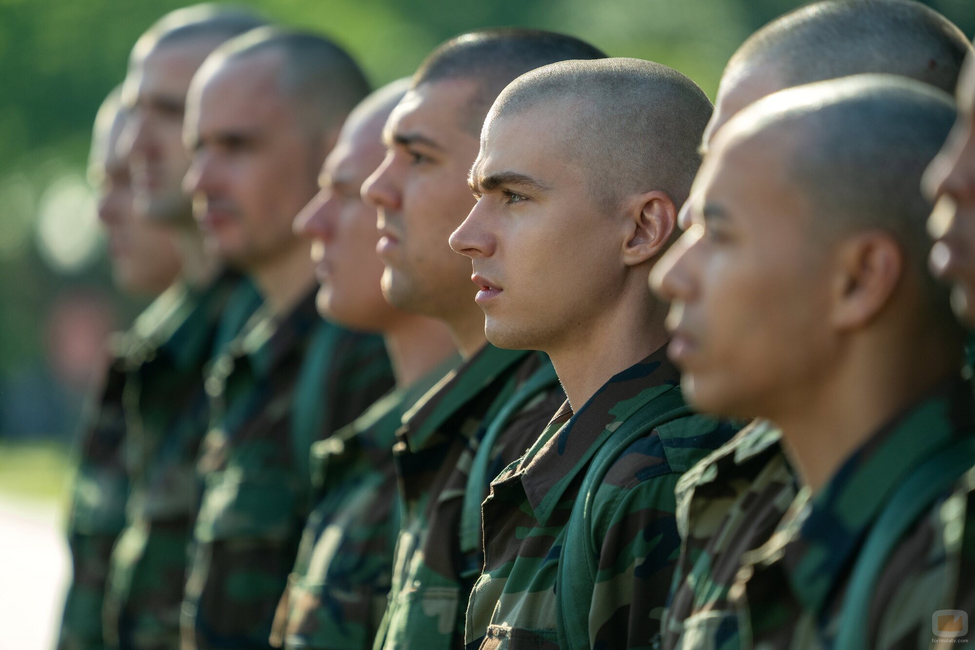 Miles Heizer en 1x01 'The Pink Marine' de 'Reclutas'