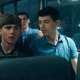 Miles Heizer y Liam Oh en 'The Pink Marine' de 'Reclutas'