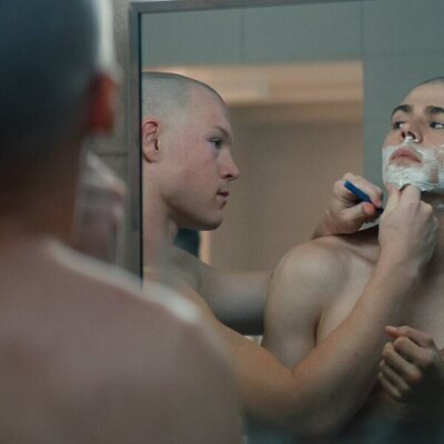 Miles Heizer y Angus O'Brien en 1x01 titulado 'The Pink Marine' de 'Reclutas'