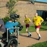 Miles Heizer y Blake Burt en el 1x01 de 'Reclutas'