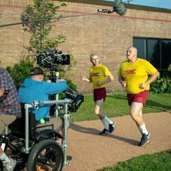 Miles Heizer y Blake Burt en el 1x01 de 'Reclutas'