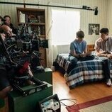 Miles Heizer y Liam Oh en el 1x01 de 'Boots'