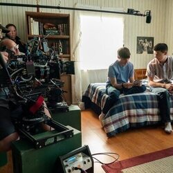 Miles Heizer y Liam Oh en el 1x01 de 'Boots'