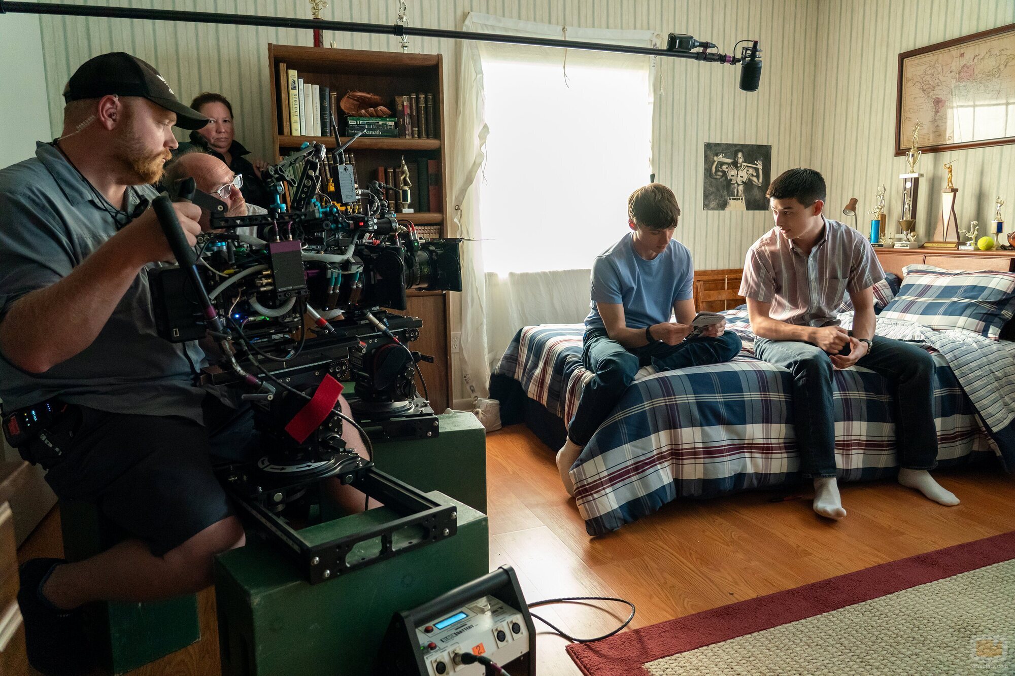 Miles Heizer y Liam Oh en el 1x01 de 'Boots'