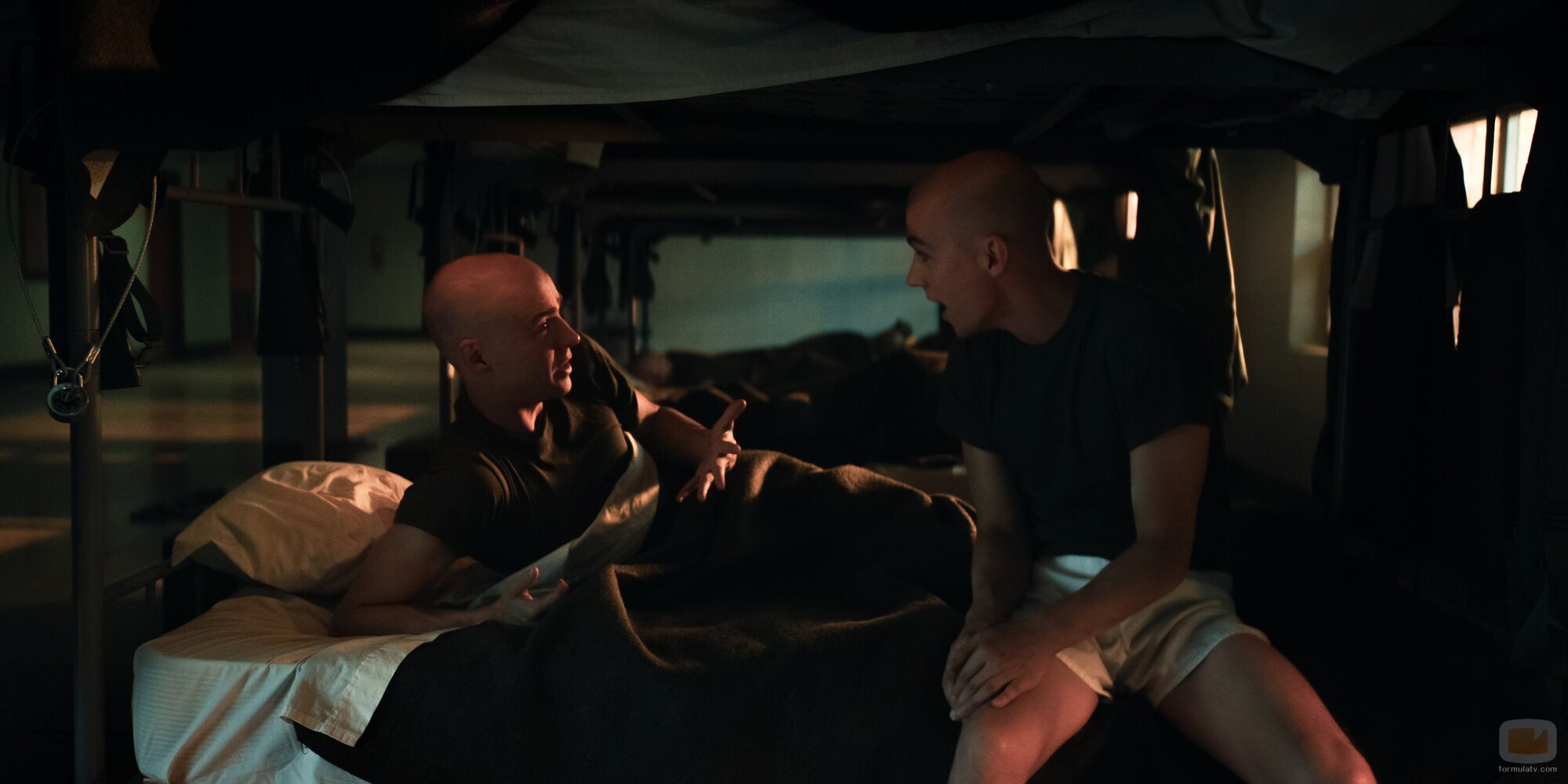 Miles Heizer en 'The Pink Marine' de 'Reclutas'