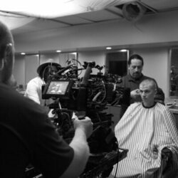 Escena de Miles Heizer en 1x01 'The Pink Marine' de 'Reclutas'