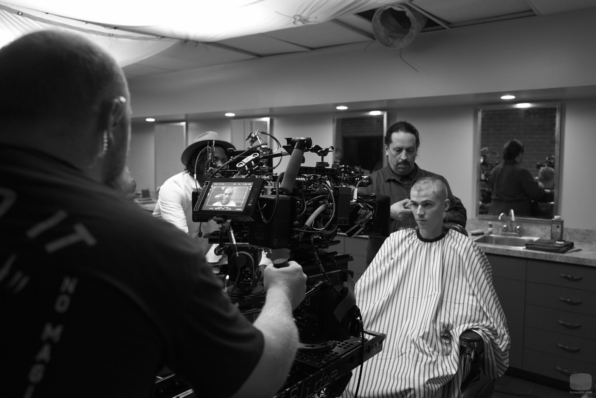 Escena de Miles Heizer en 1x01 'The Pink Marine' de 'Reclutas'
