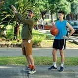 Escena de Liam Oh en 1x01 titulado 'The Pink Marine' de 'Reclutas'