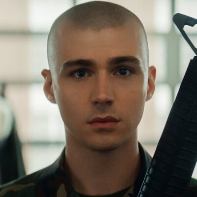 Miles Heizer en 1x01 titulado 'The Pink Marine' de 'Reclutas'