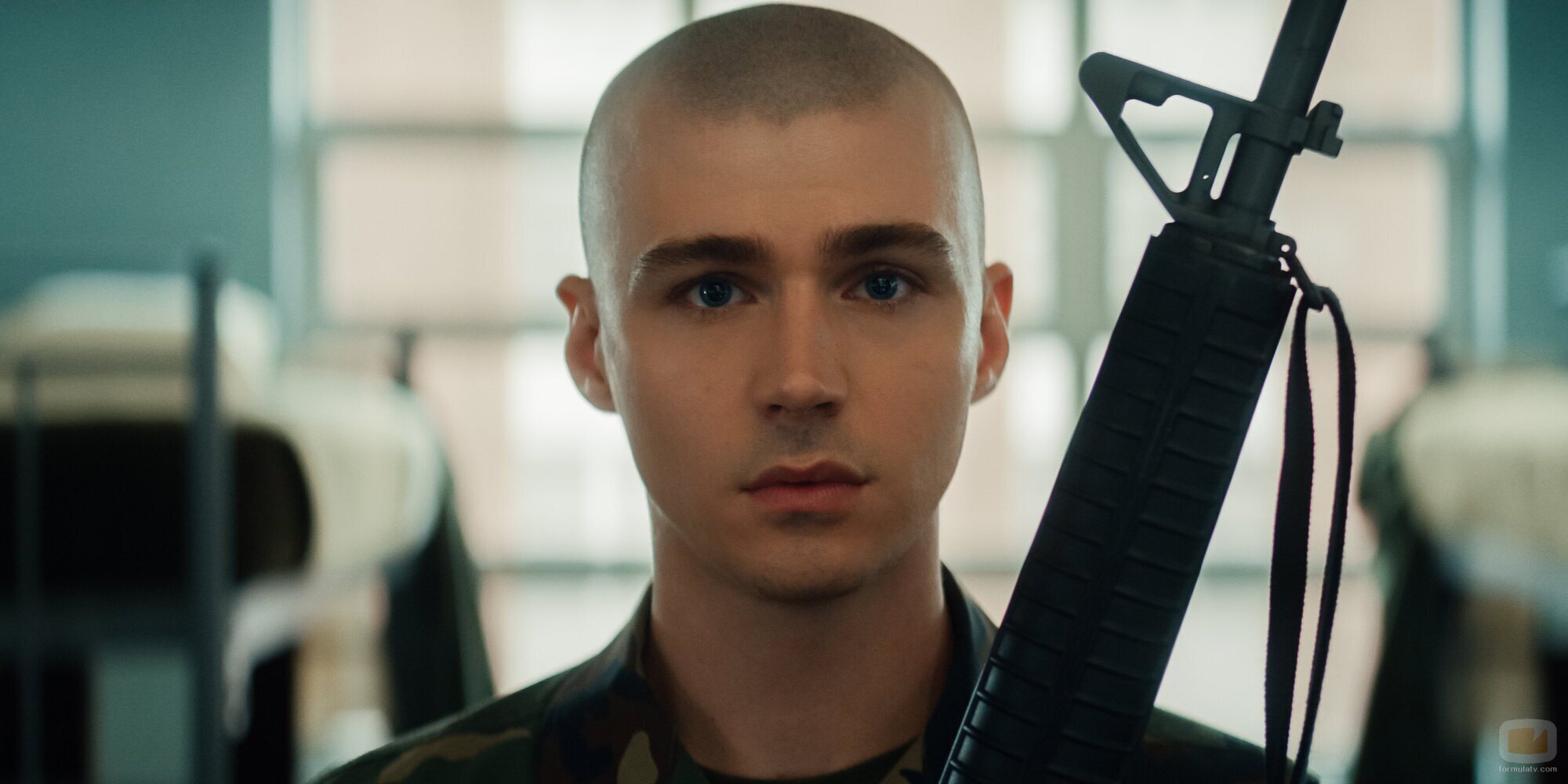 Miles Heizer en 1x01 titulado 'The Pink Marine' de 'Reclutas'