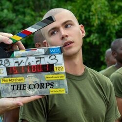 Miles Heizer en 'The Pink Marine' de 'Boots'