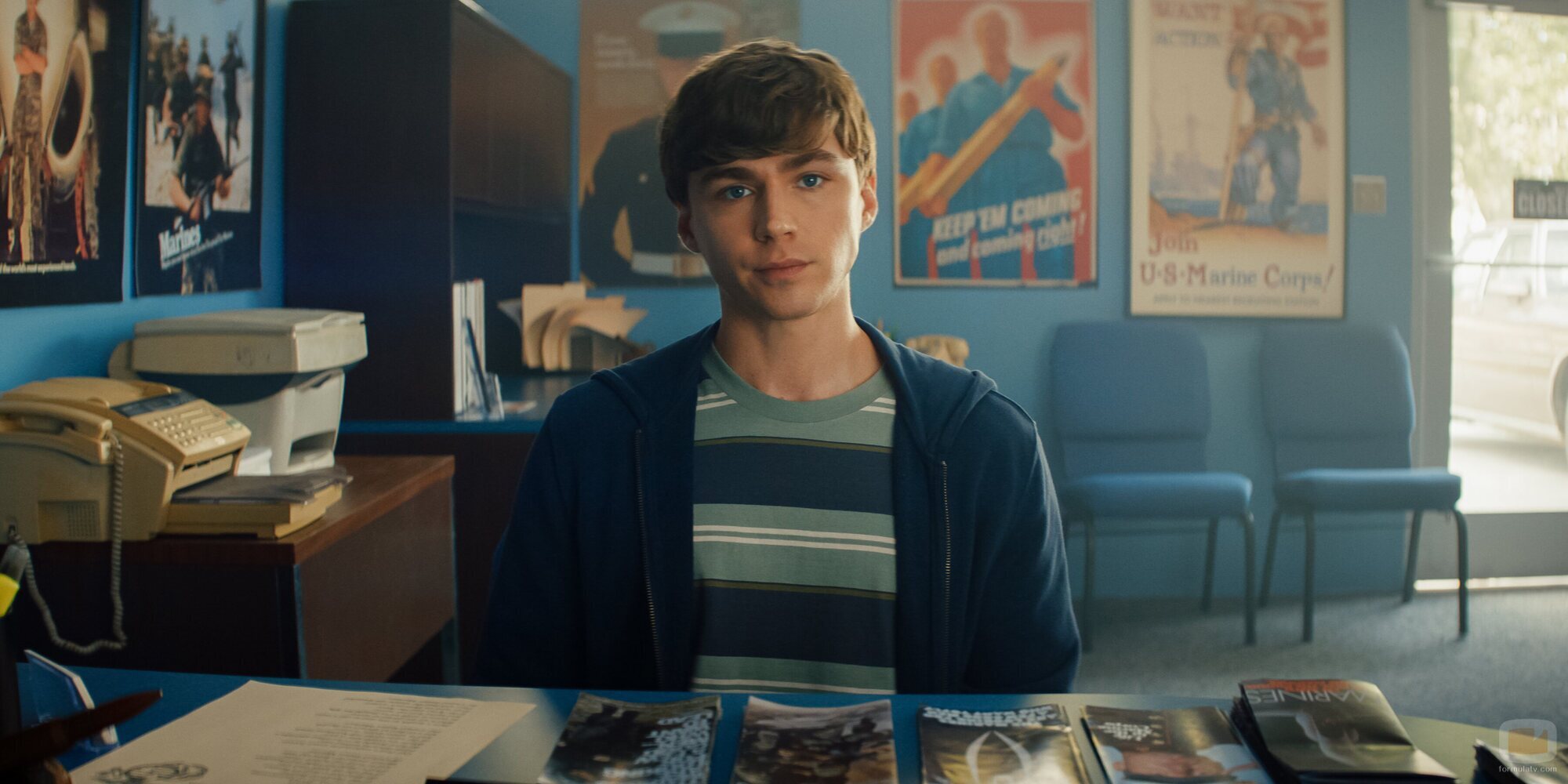 Miles Heizer en el 1x01 de 'Reclutas'