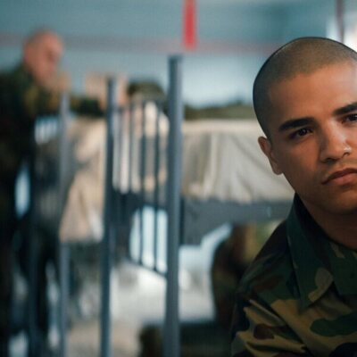 Johnathan Nieves en Capítulo 1 titulado 'The Pink Marine' de 'Reclutas'