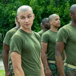 Miles Heizer en el 1x02 de 'Reclutas'