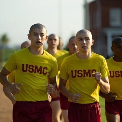 Miles Heizer y Liam Oh en Capítulo 2 titulado 'El sistema de amigos' de 'Reclutas'