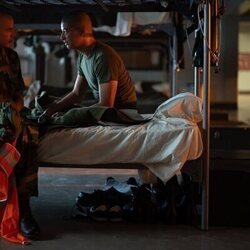 Miles Heizer y Liam Oh en 'El sistema de amigos' de 'Reclutas'