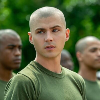 Miles Heizer en la temporada 1 y el capítulo 02 de 'Reclutas'