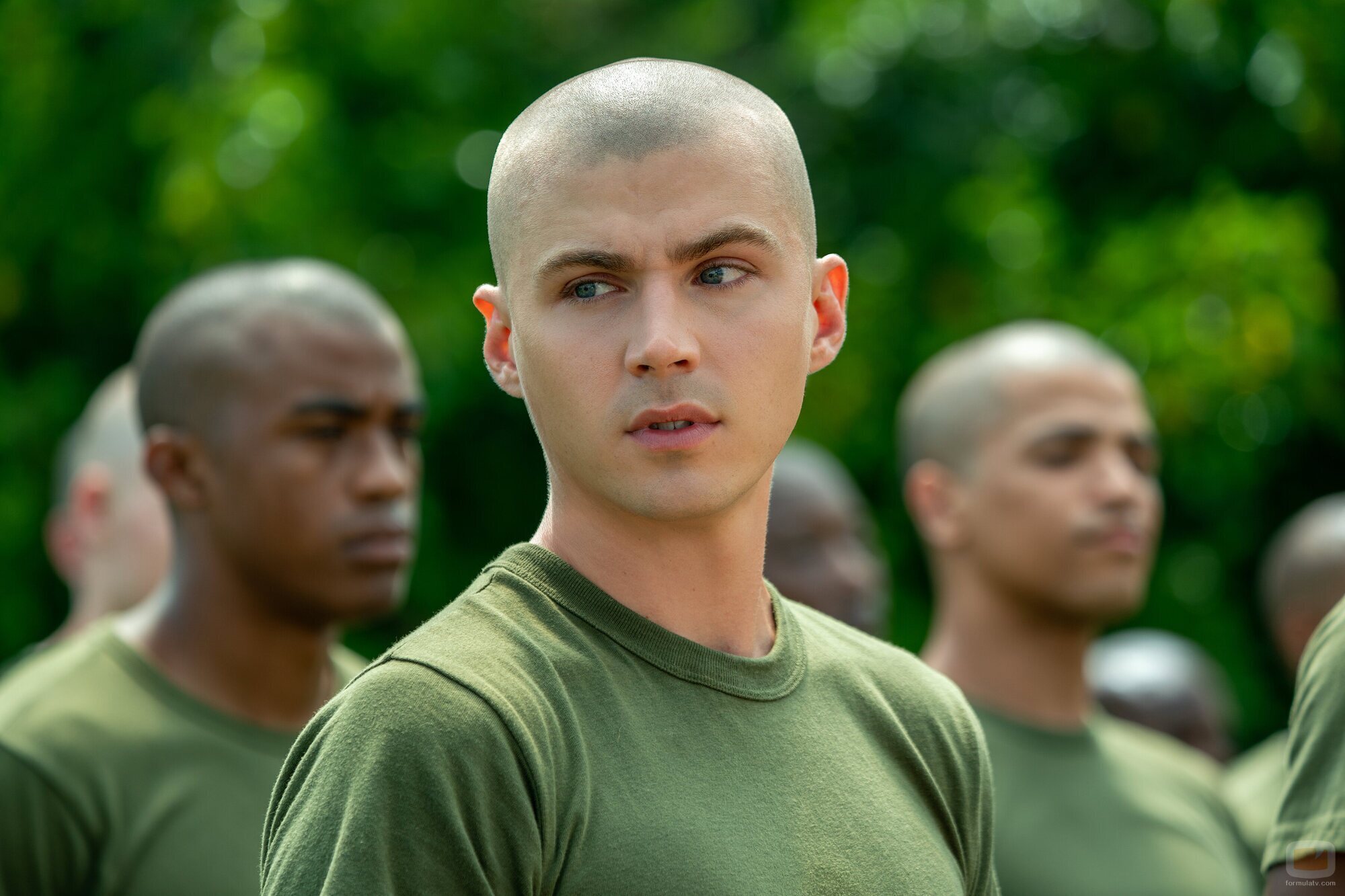 Miles Heizer en la temporada 1 y el capítulo 02 de 'Reclutas'
