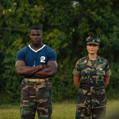 Ana Ayora y Cedrick Cooper en 1x02 'El sistema de amigos' de 'Reclutas'