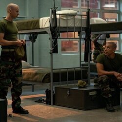 Miles Heizer y Dominic Goodman en 1x02 'El sistema de amigos' de 'Reclutas'