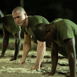 Kieron Moore en Capítulo 2 titulado 'El sistema de amigos' de 'Reclutas'