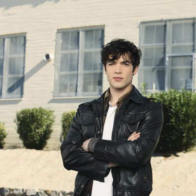 Ethan Peck es Patrick Verona
