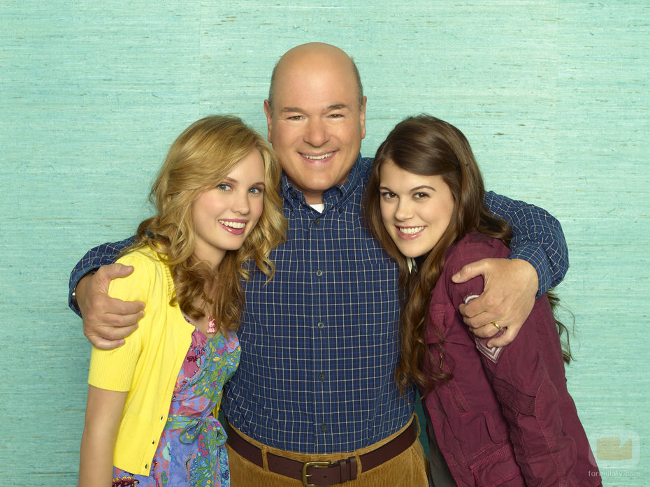 Larry Miller, Lindsey Shaw y Meaghan Jette Martin son Walter, Kat y Bianca