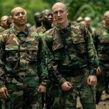 Dominic Goodman y Kieron Moore en 1x03 'El circuito de la confianza' de 'Reclutas'