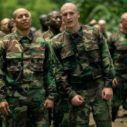 Dominic Goodman y Kieron Moore en 1x03 'El circuito de la confianza' de 'Reclutas'