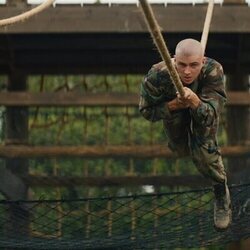 Miles Heizer en Capítulo 3 titulado 'El circuito de la confianza' de 'Reclutas'