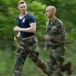 Miles Heizer y Max Parker en 1x03 'El circuito de la confianza' de 'Reclutas'