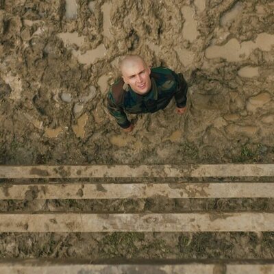 Miles Heizer en 1x03 titulado 'El circuito de la confianza' de 'Reclutas'