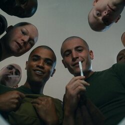 Johnathan Nieves y Kieron Moore en el 1x03 de 'Boots'