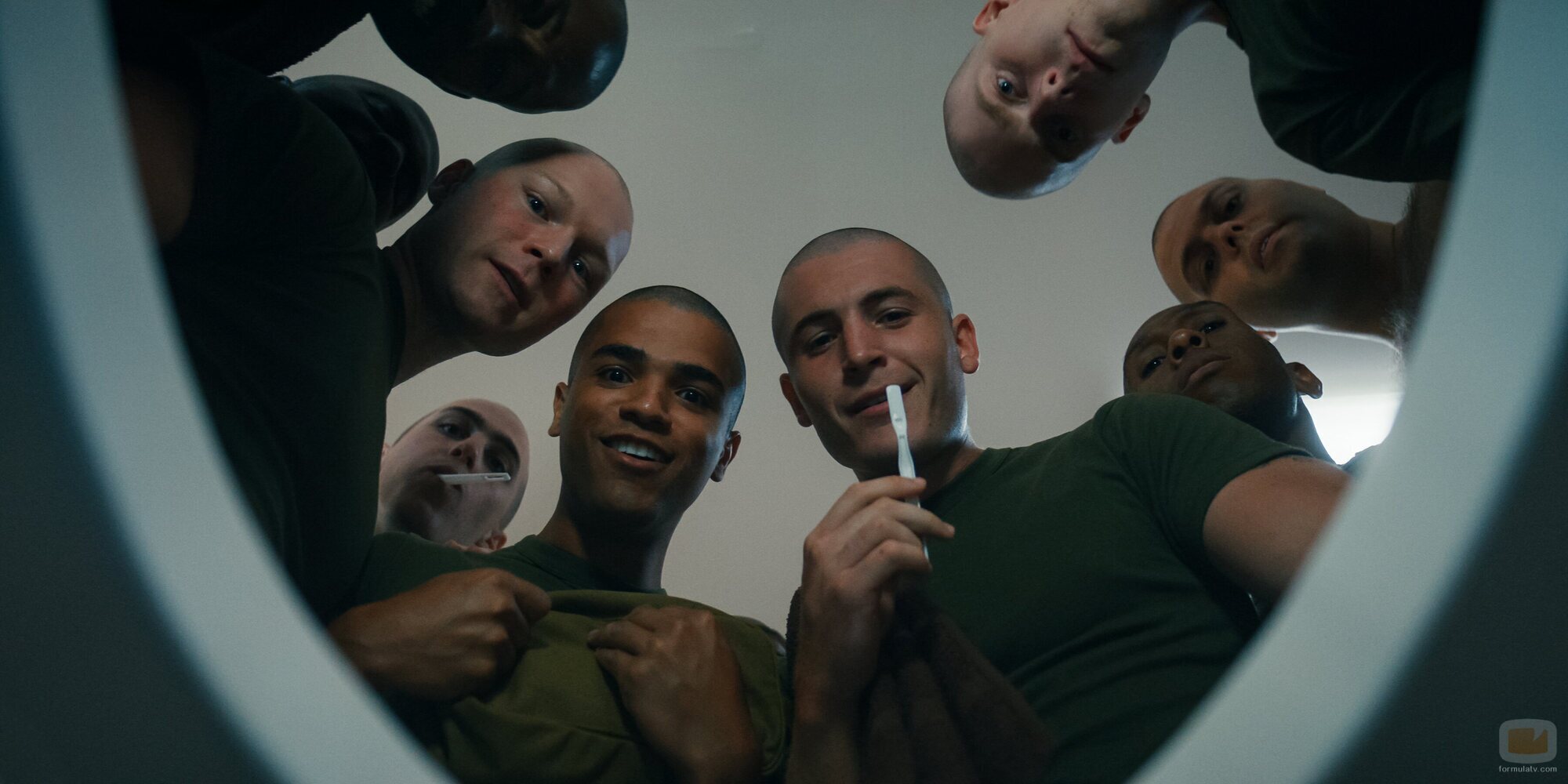 Johnathan Nieves y Kieron Moore en el 1x03 de 'Boots'