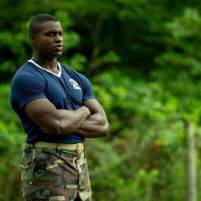 Cedrick Cooper en 1x03 'El circuito de la confianza' de 'Reclutas'