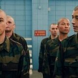 Miles Heizer y Liam Oh en el 1x04 de 'Reclutas'