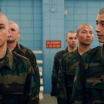 Miles Heizer y Liam Oh en el 1x04 de 'Reclutas'
