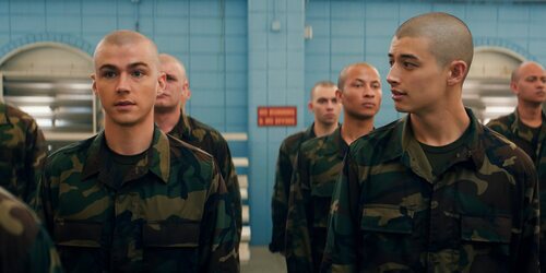 Miles Heizer y Liam Oh en el 1x04 de 'Reclutas'