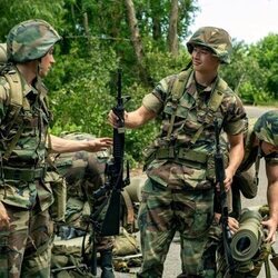 Miles Heizer y Liam Oh en 'Nadar o hundirse' de 'Boots'