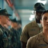 Johnathan Nieves y Ana Ayora en el 1x04 de 'Boots'